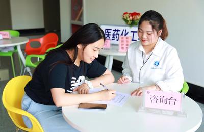 咸阳职业技术学院推出免费皮肤护理与形象设计服务，打造全方位教育关怀新体验